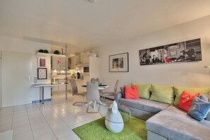 TV, DVD-spiller og stereoanlegg