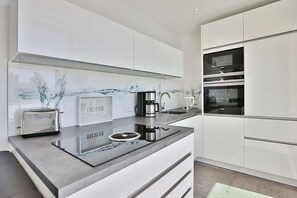 Kühlschrank, Mikrowelle, Ofen, Herdplatte