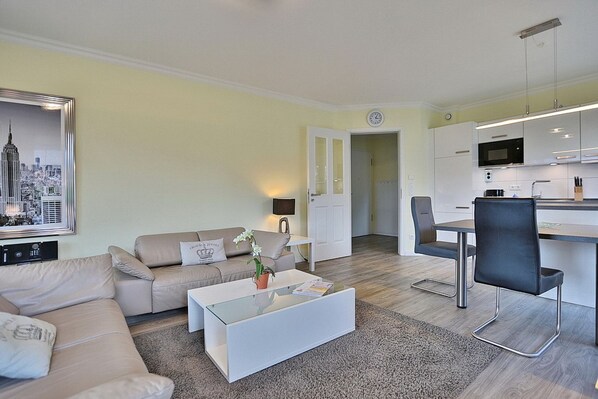 Télévision, lecteur de DVD, chaîne hi-fi