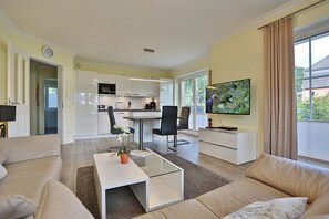 テレビ、DVD プレーヤー、ステレオ