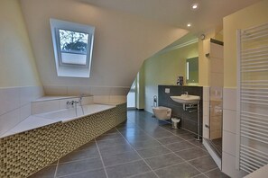 Unclassified image, 5 of 24, button