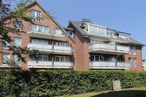 Unclassified image, 5 of 18, button