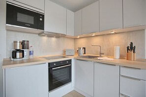 Een koelkast, een magnetron, een oven, een kookplaat