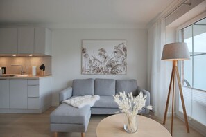 Een televisie en een stereo