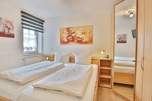 2 bedrooms, iron/ironing board, WiFi