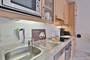 Réfrigérateur, micro-ondes, plaque de cuisson, lave-vaisselle