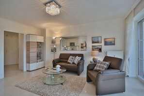 Televisión, reproductor de DVD, estéreo