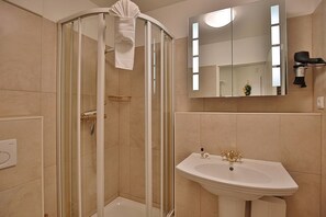 Shower, hair dryer - Kurparkresidenz-Timmendorfer Strand Apartment 27 - Kurparkresidenz (Timmendorfer Strand)