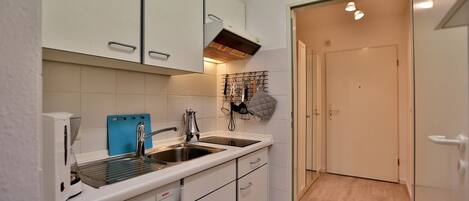 Refrigerador, placa de cocina, cafetera/tetera, tetera/pava eléctrica