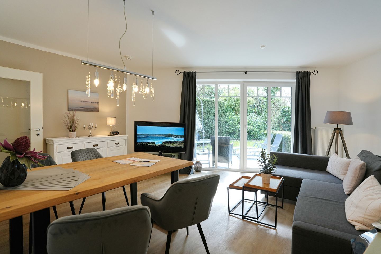 Una televisión, un reproductor de DVD, un reproductor estéreo