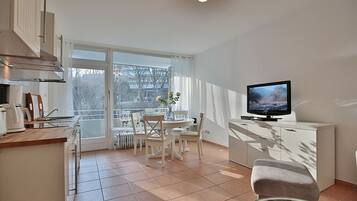 Frigorífico, microondas, horno y placa de cocina