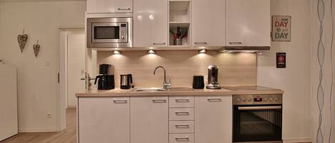 冰箱、微波炉、烤箱、炉灶