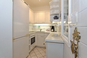 Fridge, oven, stovetop, coffee/tea maker