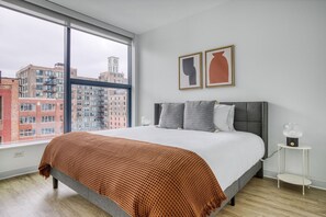 1 bedroom, iron/ironing board, WiFi, bed sheets - Serene West Loop 1BR w/ Gym & Pool in heart of Greektown, by Blueground (Chicago)