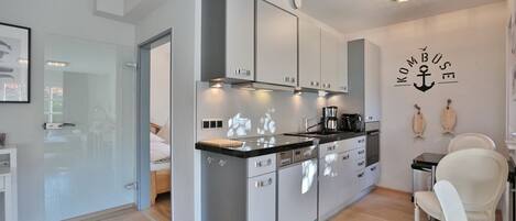 Fridge, oven, stovetop, dishwasher