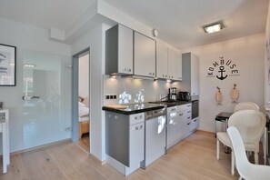 Kjøleskap, ovn, kokeplater og oppvaskmaskin