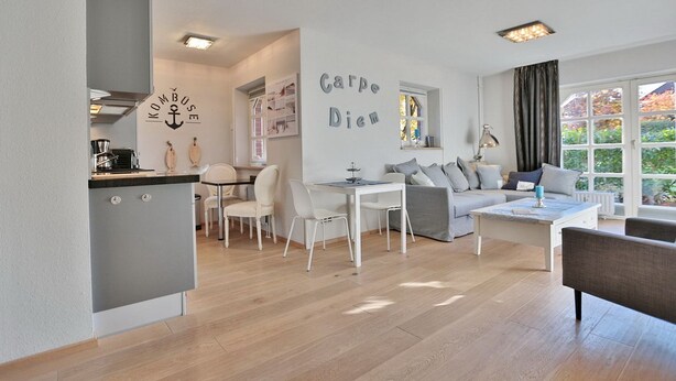 Un apartamento moderno con cocina, comedor y sala de estar.