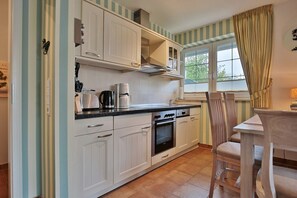 Réfrigérateur, un four, surface de cuisson, lave-vaisselle