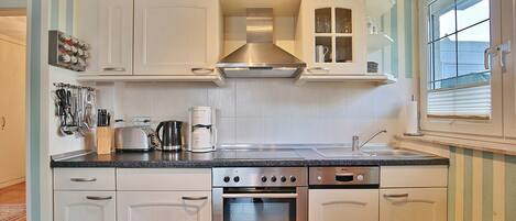 Fridge, oven, stovetop, dishwasher