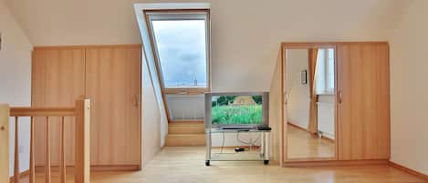 2 bedrooms, iron/ironing board, WiFi