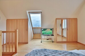 2 bedrooms, iron/ironing board, WiFi