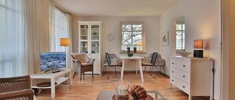 Fernseher, DVD-Player, Stereoanlage