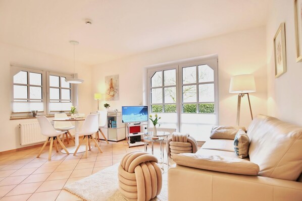 TV, DVD player, stereo - Am Rosenhain 23 Apartment 2 - Am Rosenhain 23 (Timmendorfer Strand)