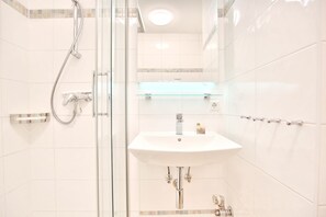 Shower, hair dryer - Am Rosenhain 23 Apartment 2 - Am Rosenhain 23 (Timmendorfer Strand)