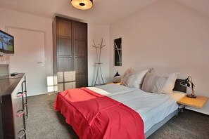 2 bedrooms, iron/ironing board, WiFi