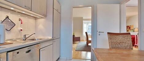 Stovetop, dishwasher, coffee/tea maker, electric kettle