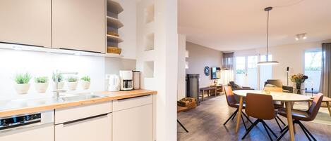 ثلاجة، ميكروويف، فرن، موقد طهي مسطح