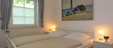 2 bedrooms, iron/ironing board, WiFi