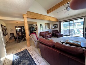 スマートテレビ、DVD プレーヤー、ステレオ