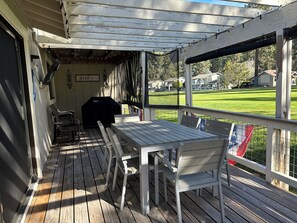 Outdoor dining - Beautiful and Spacious Townhome on the  5th Hole of Plumas Pines Golf Course (Blairsden-Graeagle)
