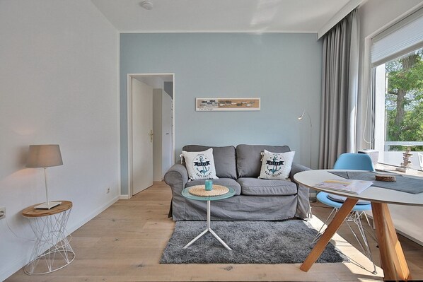 Unclassified image, 1 of 20, button