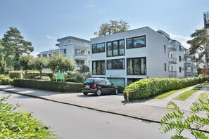 Unclassified image, 4 of 20, button