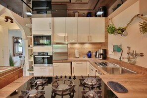 Micro-ondes, four, plaque de cuisson, lave-vaisselle
