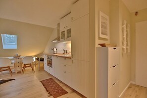 Een koelkast, een microgolfoven, een oven, een kookplaat