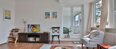 Televisión, reproductor de DVD, estéreo