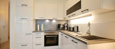 Kühlschrank, Mikrowelle, Ofen, Herdplatte