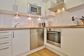 Kjøleskap, mikrobølgeovn, ovn og kokeplater