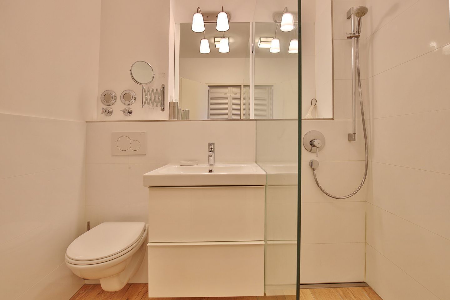 Une salle de bain moderne équipée de toilettes, d’un lavabo et d’une douche.