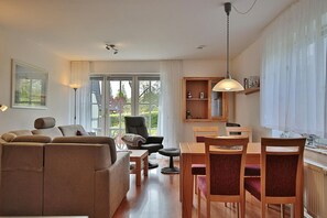 Een televisie, een dvd-speler en een stereo