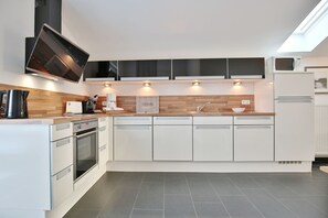 Réfrigérateur, four à micro-ondes, un four, surface de cuisson