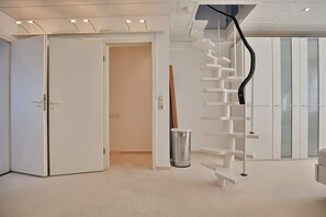 Unclassified image, 5 of 28, button