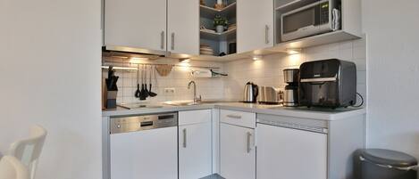 Kühlschrank, Mikrowelle, Ofen, Herdplatte