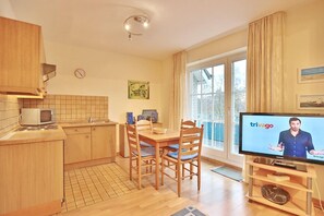 Kühlschrank, Mikrowelle, Wasserkocher mit Kaffee-/Teezubehör