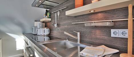 Kühlschrank, Mikrowelle, Geschirrspüler, Wasserkocher