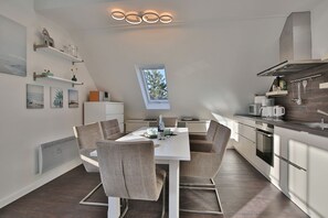 Kühlschrank, Mikrowelle, Geschirrspüler, Wasserkocher