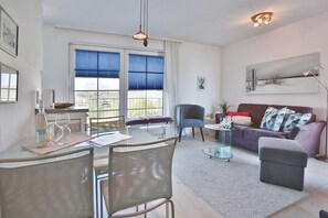 Unclassified image, 4 of 33, button